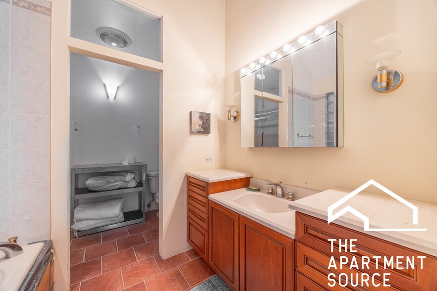 Building Photo - 1723 N Wood St