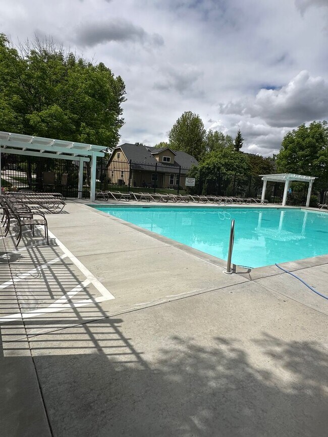 Building Photo - 3 Bedroom 2 Bath Home, New Paint, New LVP ...