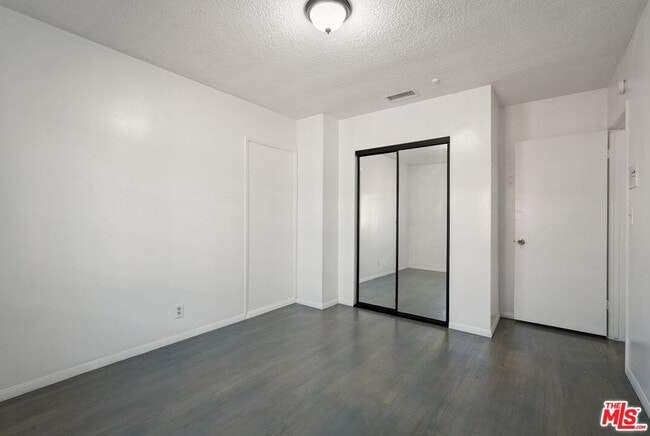 Building Photo - 11004 Mansel Ave