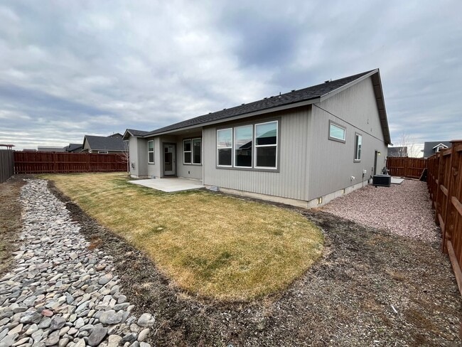 Building Photo - 3 Bedroom + Office in NW Redmond