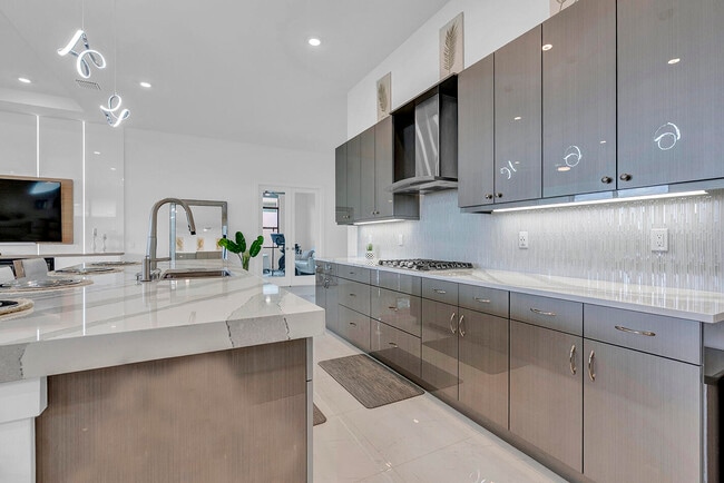 Building Photo - 5320 St Armands Way