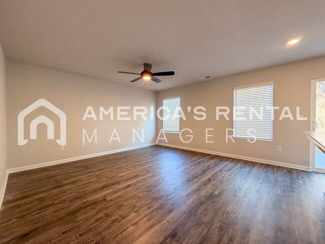 Building Photo - Stylish two level home with open concept l...