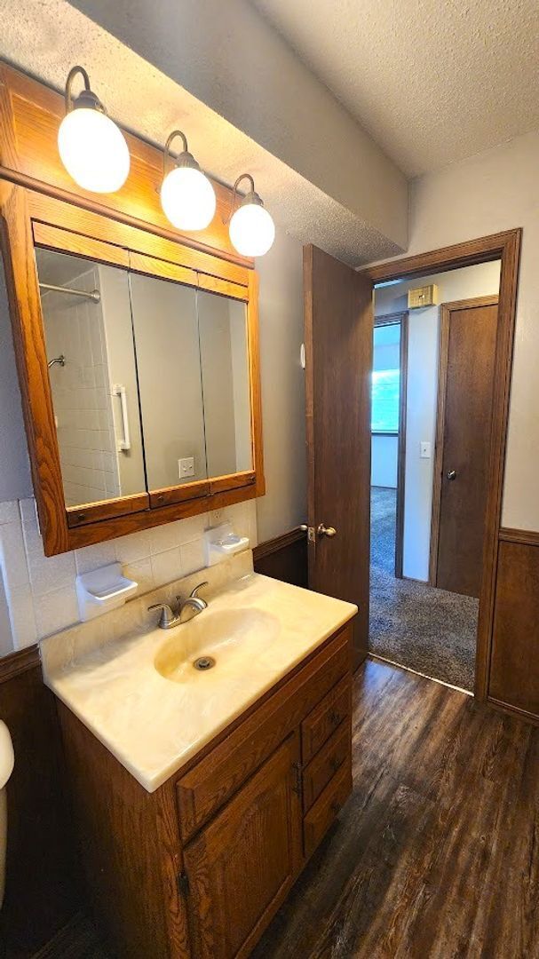 Building Photo - 3 Bed 1 Bath 1 Car Garage in the Leonhardt...