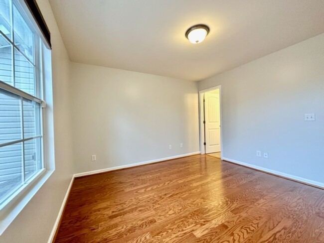 Building Photo - Excellent 2 Bedroom 2.5 Bath Townhouse in ...