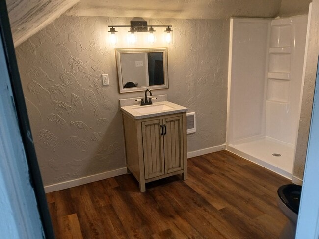 Building Photo - Beautiful Hardwood Floors