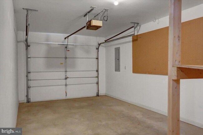 Building Photo - 2363 McCleary Dr