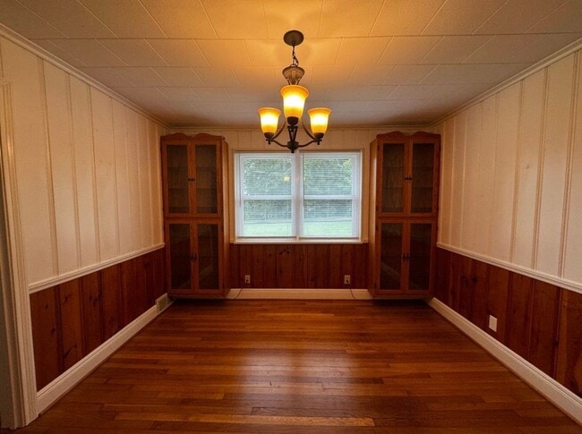 Building Photo - 4011 Rolling Hill Dr