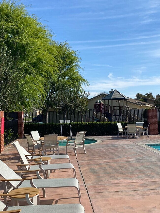 Building Photo - Gated Community of Grand Island in Seven Oaks 2 BD 2 BA Gorgeous House