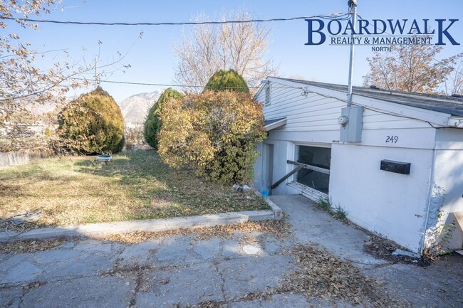 Building Photo - Pet Friendly 2 Bedroom Home