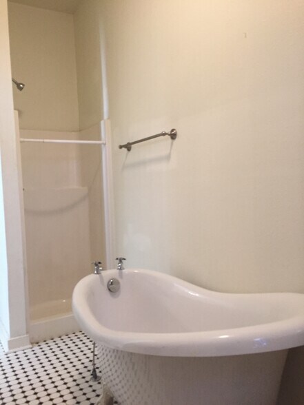 Bath plus shower - 920 Scott St