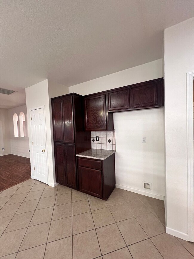 Building Photo - Super cute home with 3 car garage in a des...