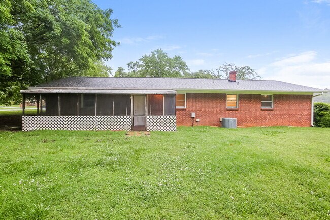 Building Photo - 125 Pinevale Dr