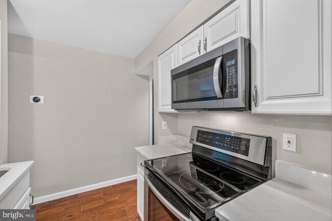 Building Photo - 8509 Barrington Ct