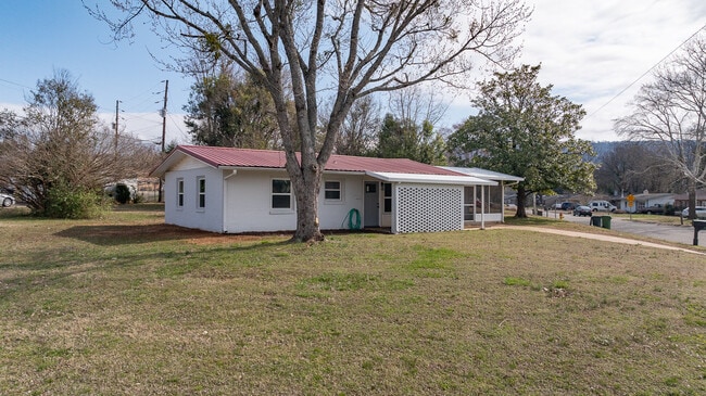 Building Photo - 1701 Wakefield Dr NE
