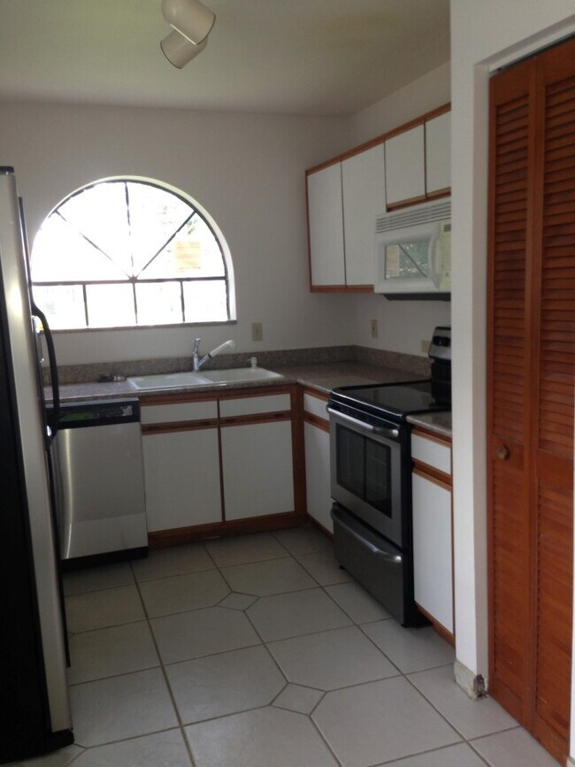 Building Photo - Beautifully Upgraded 3 BR Home in Hidden L...