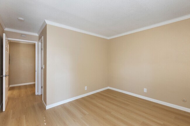 Building Photo - Exquisitely Updated, No Carpet 1bd/1ba in ...