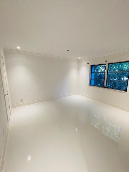 Building Photo - 3125 Oakland Shores Dr