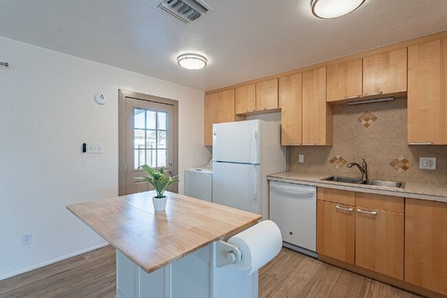 Building Photo - 8416 E Rancho Vista Dr