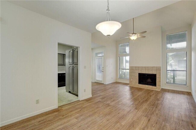 Building Photo - 1910 Robbins Pl