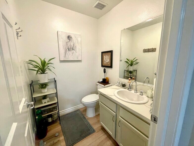 POWDER ROOM - 8554 Burnet Ave