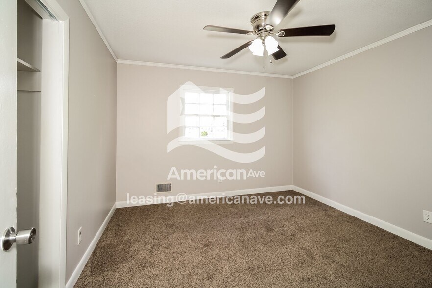 Building Photo - 2300 Oakcrest Rd