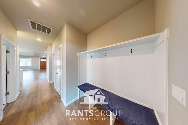 Building Photo - Bright 3-Bedroom, 2-Bathroom Rambler in Olympia!