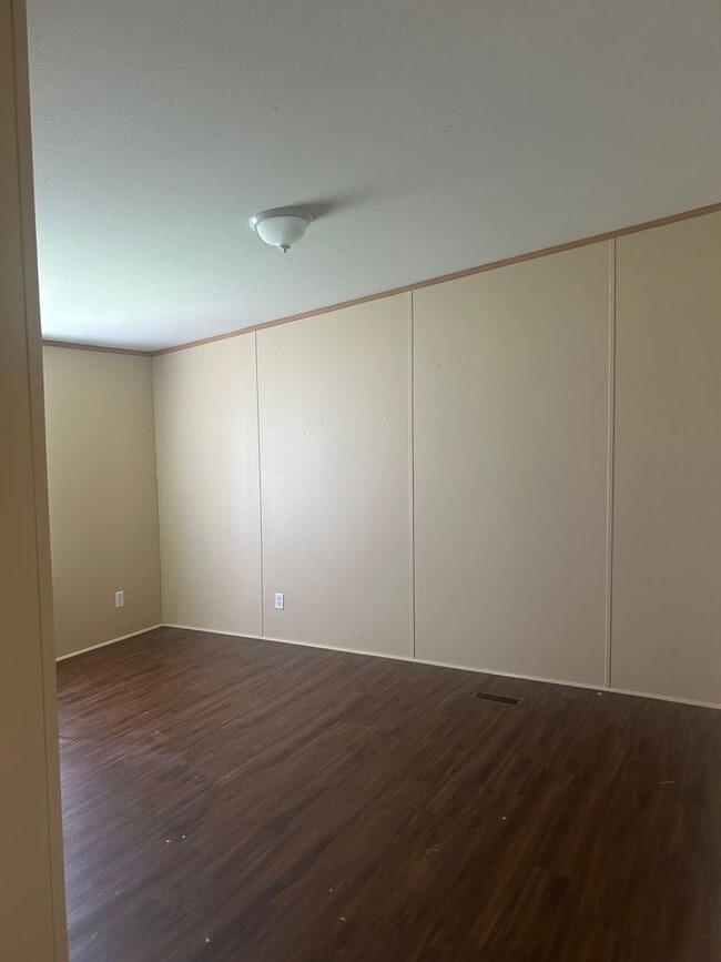 Building Photo - 3 bed 2 bath house