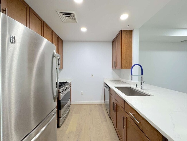 Building Photo - "Chic Urban Retreat: Stylish 1-Bed Condo with Hardwood Elegance in the Heart of Alexandria!"