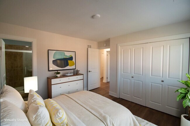 Building Photo - 14949 Lake View Dr