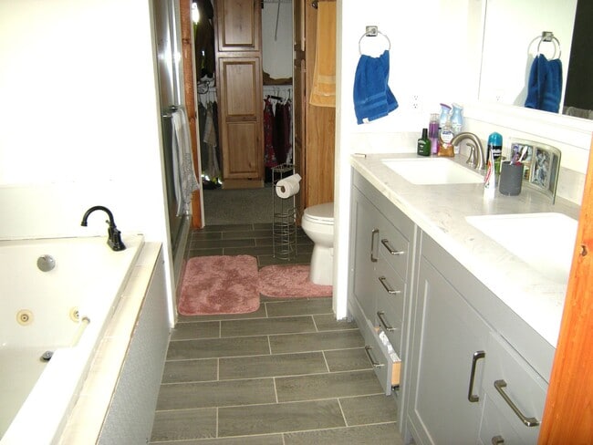 Building Photo - Townhome