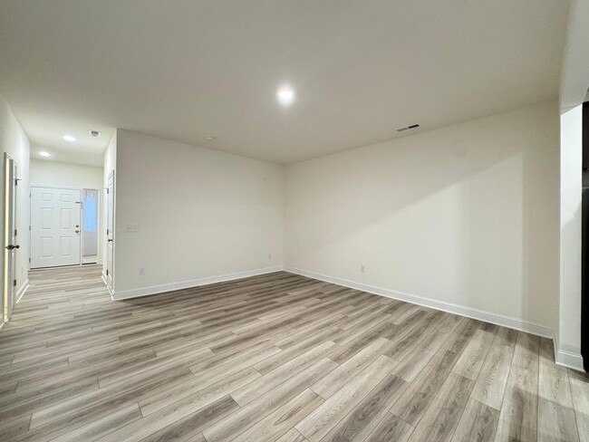 Building Photo - Come see this lovely townhome in a desirab...