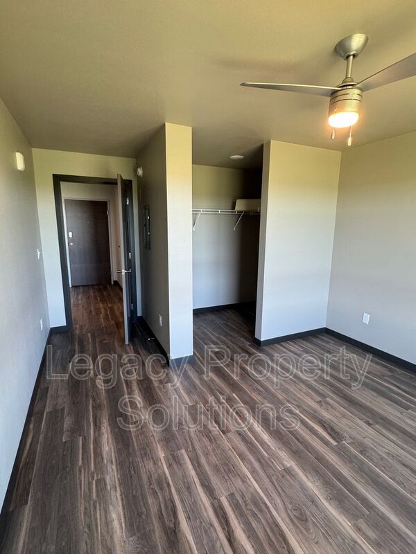 Building Photo - 226 E Greenfield Ln