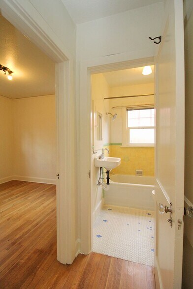 Building Photo - 3087 SE Ankeny St
