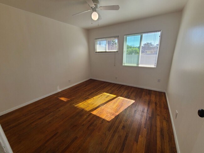 Building Photo - Spacious Ocean Beach 2 bed 1 bath just a f...