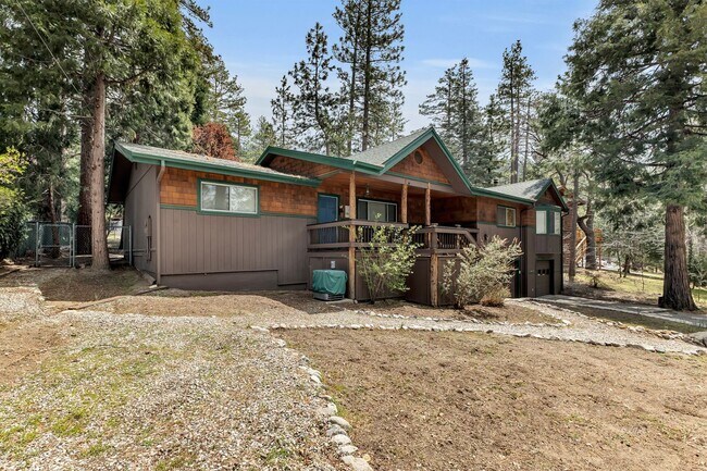 Building Photo - Mountain Lodge Home 1 Mile Away from the C...