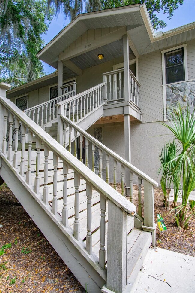 Building Photo - 1045 N Cres Dr