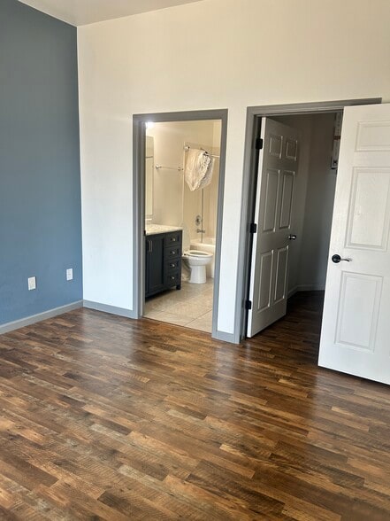 Attached Master Bath - 15475 Andrews Dr