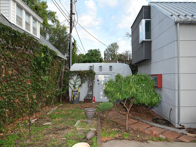 Building Photo - Cool House | 50% Off First Months Rent