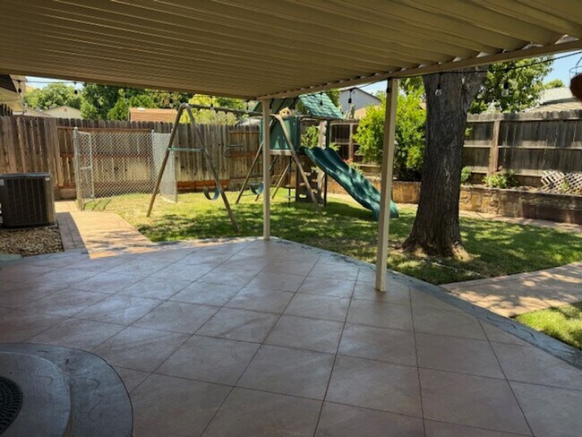 Building Photo - Wonderful 4 bedroom single story with sola...