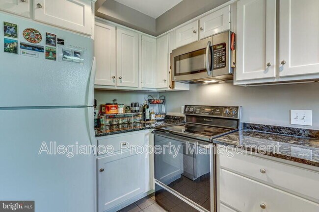 Building Photo - 912 Green St