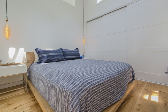 Wall of closets - 6122 Glen Tower St