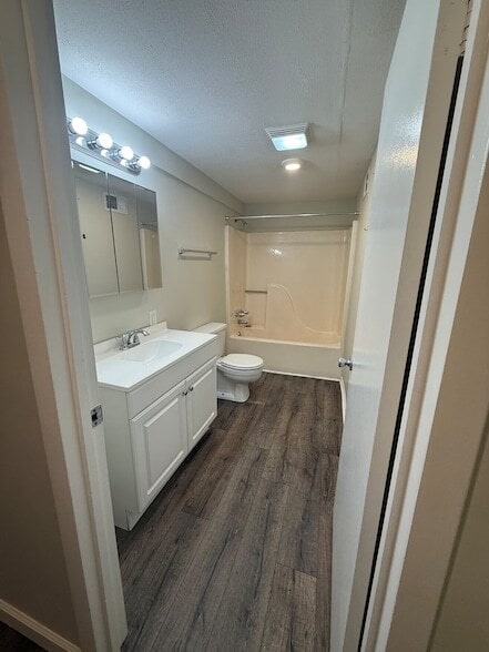 Building Photo - 1010 Carolyn Ave