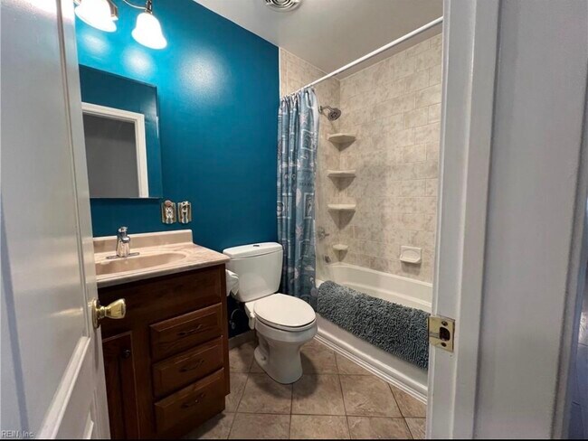 Building Photo - 2233 Paris St