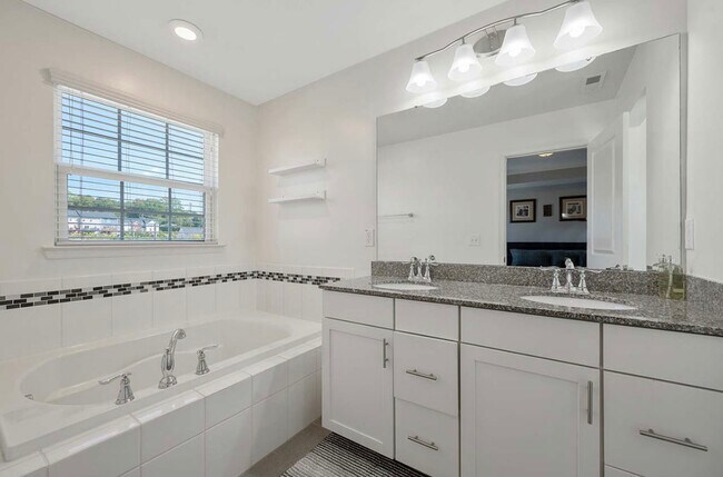 Building Photo - 337 Roche Dr