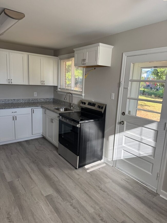 Building Photo - Charming 3 bedroom home in West End Manor ...