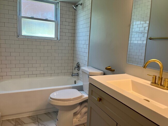 Building Photo - Rehabbed 2 Bedroom In Prime Lake Bluff Location - Pet Friendly - Free Parking!