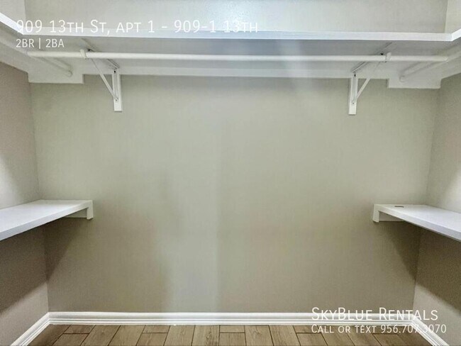 Building Photo - 909 E 13th St