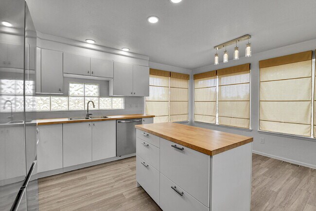 Building Photo - $2,600, 3-bed, 2-bath, located in Denver.