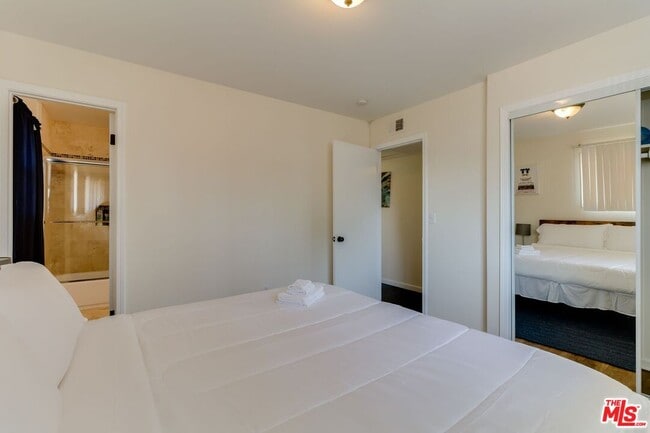 Building Photo - 11257 Collett Ave