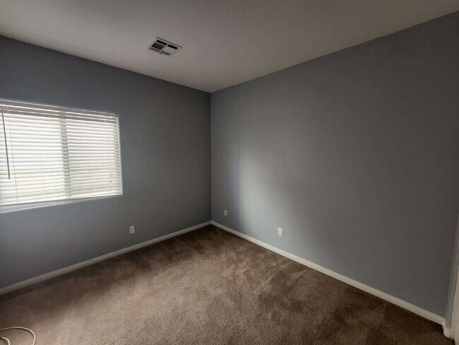 Building Photo - "Charming 3-Bed Oasis with 2 Full Baths in North Las Vegas – 1305 Sq Ft of Comfort!"